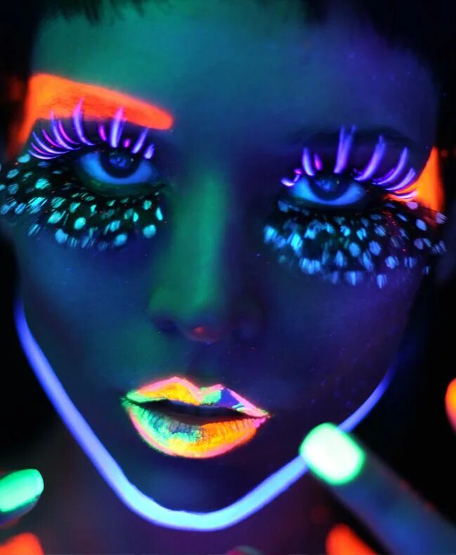 Glowing макияж. Неоновый макияж. неоновый макияж глаз. светящийся макияж. макияж светится в темноте.