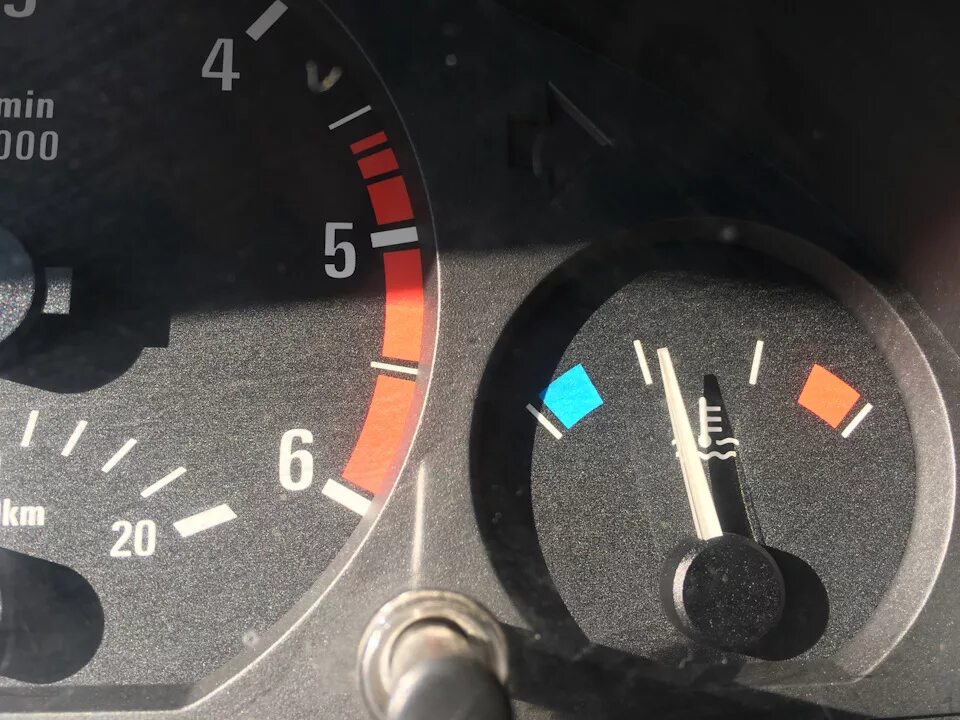 Греется бмв. Бмв перегрелась. agm перегрелся bmw. прогрев бмв без ключа. bmw не нагревается.