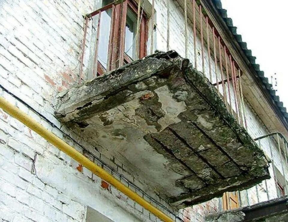Трещина на балконе. Разрушенные плиты балконов. Разрушение балконной плиты. Аварийный балкон. Разрушение плиты балкона.