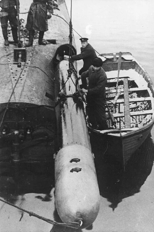 Большая торпеда. Подводная лодка ВОВ 1941-1945. Подводная лодка Малютка 1941-1945. Советские подлодки второй мировой войны 1941-1945. Торпедный аппарат подводной лодки.