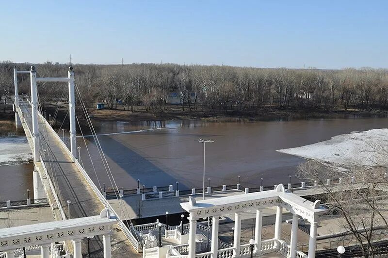 Оренбург разлив урала. Река Урал Оренбург. Речка Урал в Оренбурге. Оренбург река Урал разлив. Река Урал в Оренбурге сейчас.