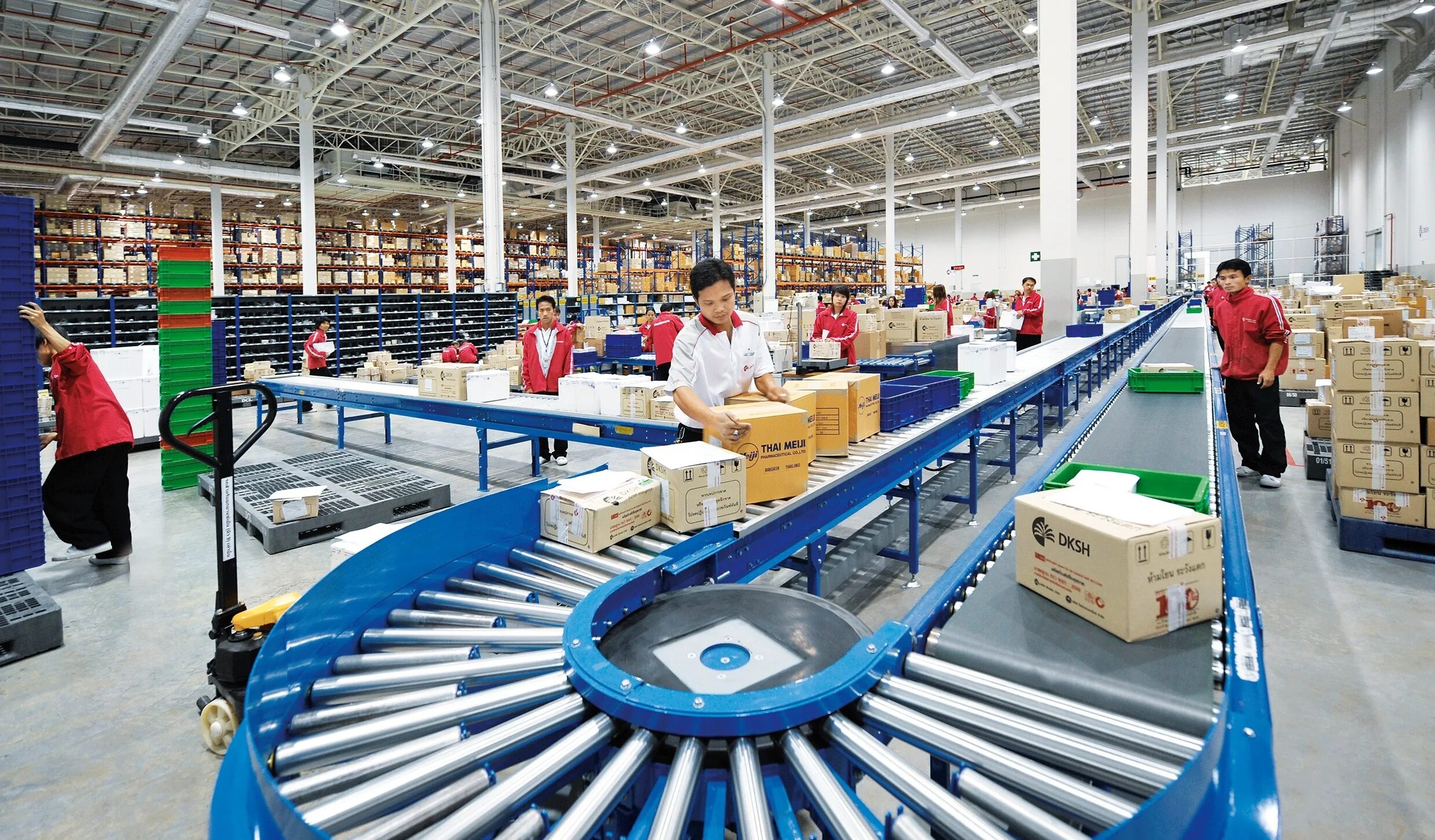 промышленный поток. автоматический конвейер. промышленный поток. производственный цех. Hvac система вентиляции.