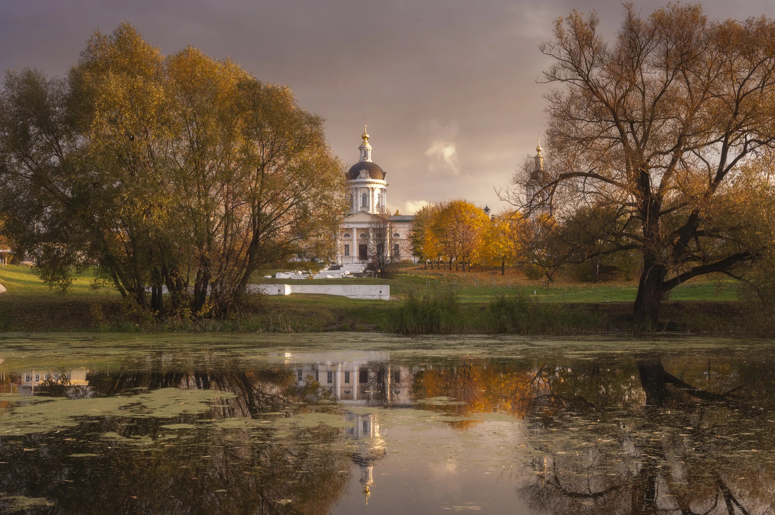 Осенний православный храм в Архангельской области. Осенний храм Архангела Михаила. В старой церквушке у озера