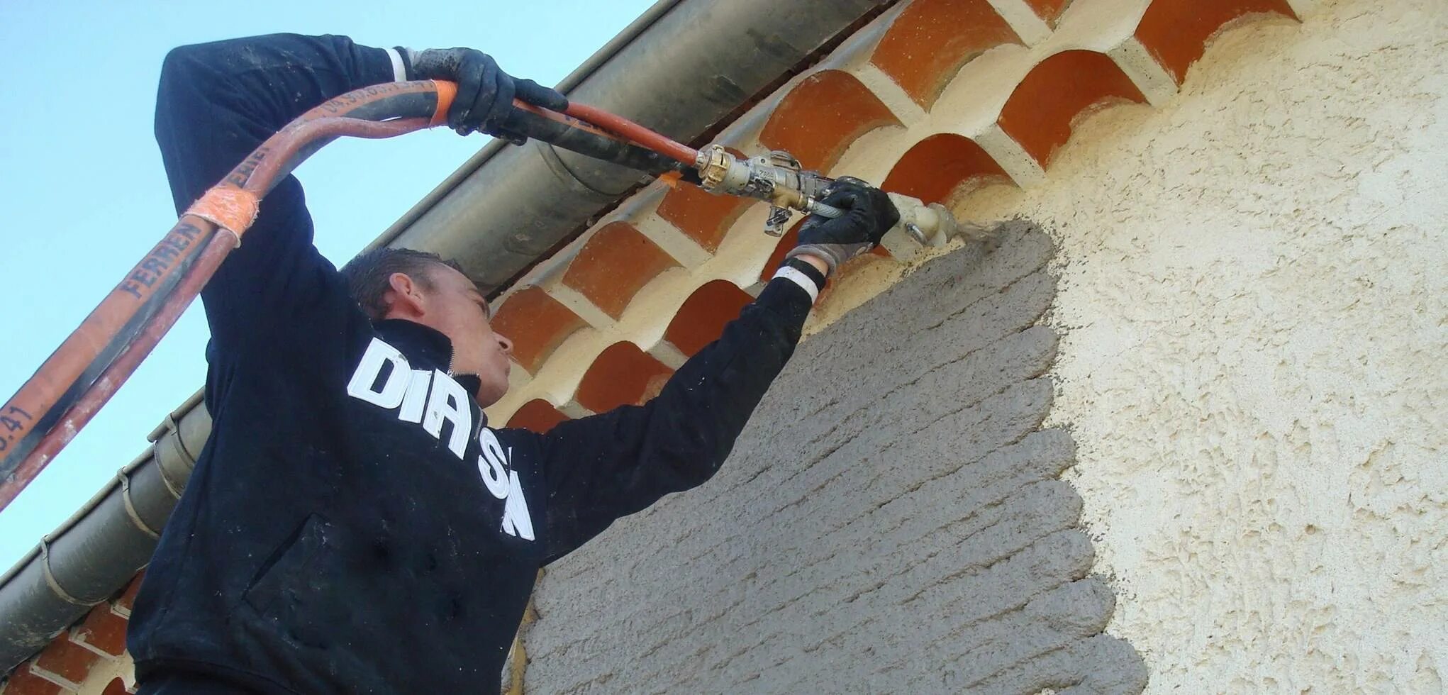 Цементная машинная штукатурка по маякам. Выполнение наружных работ. Фасадная декоративная штукатурка. Штукатурка фасада мастер. Механизированная штукатурка стен фасада.