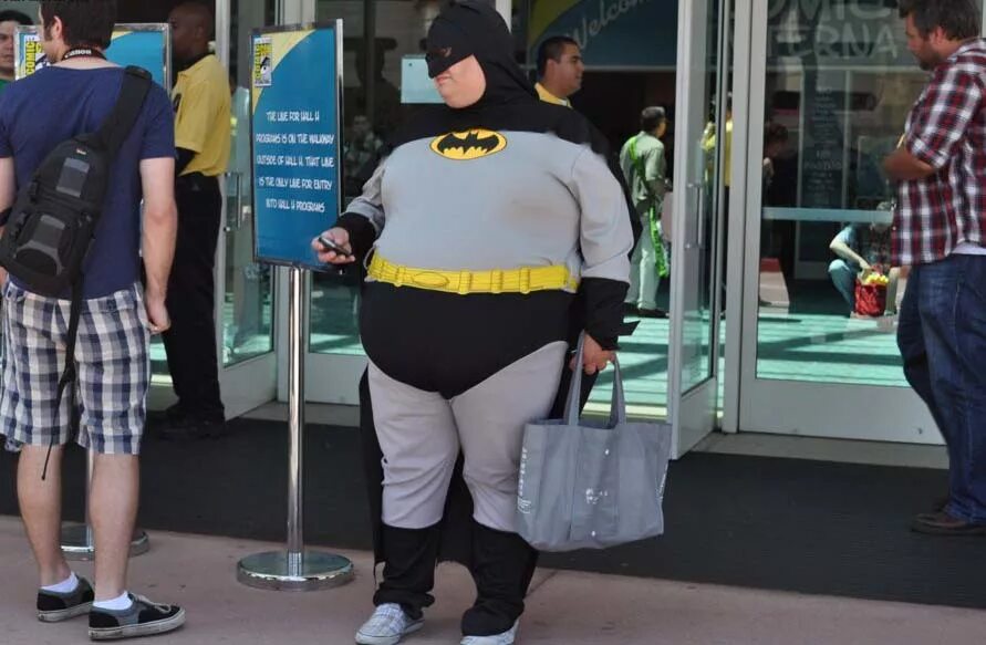 Про толстых мужчин. Толстый в костюме Бэтмена. Толстяк в форме.