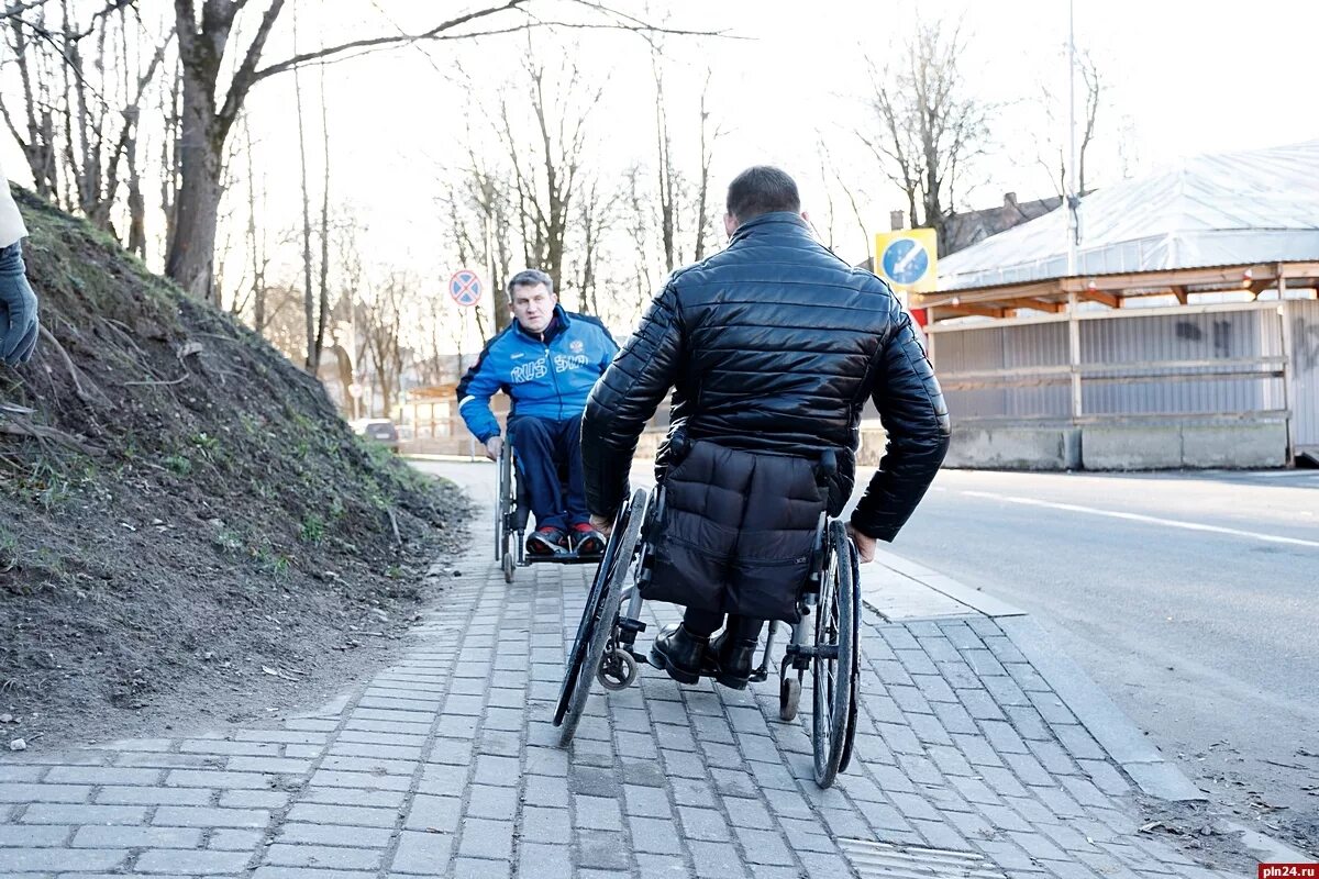 Должник инвалид. Инвалид. Человек в инвалидной коляске. Инвалид колясочник. Коляска для инвалидов.