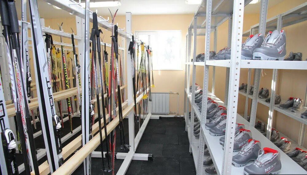 стойка для лыж на 30 пар 2300х400х1520 h мм. хранение лыж. стеллаж для лыж. стеллаж для лыж в школу. помещение хранения лвж.