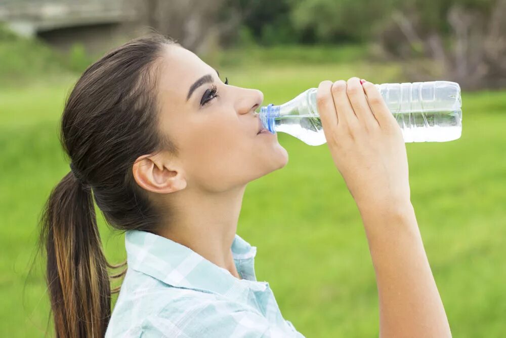 Игра пить воду. Два литра воды фото. Блондинка пьет воду. Болит голова - попей воды.