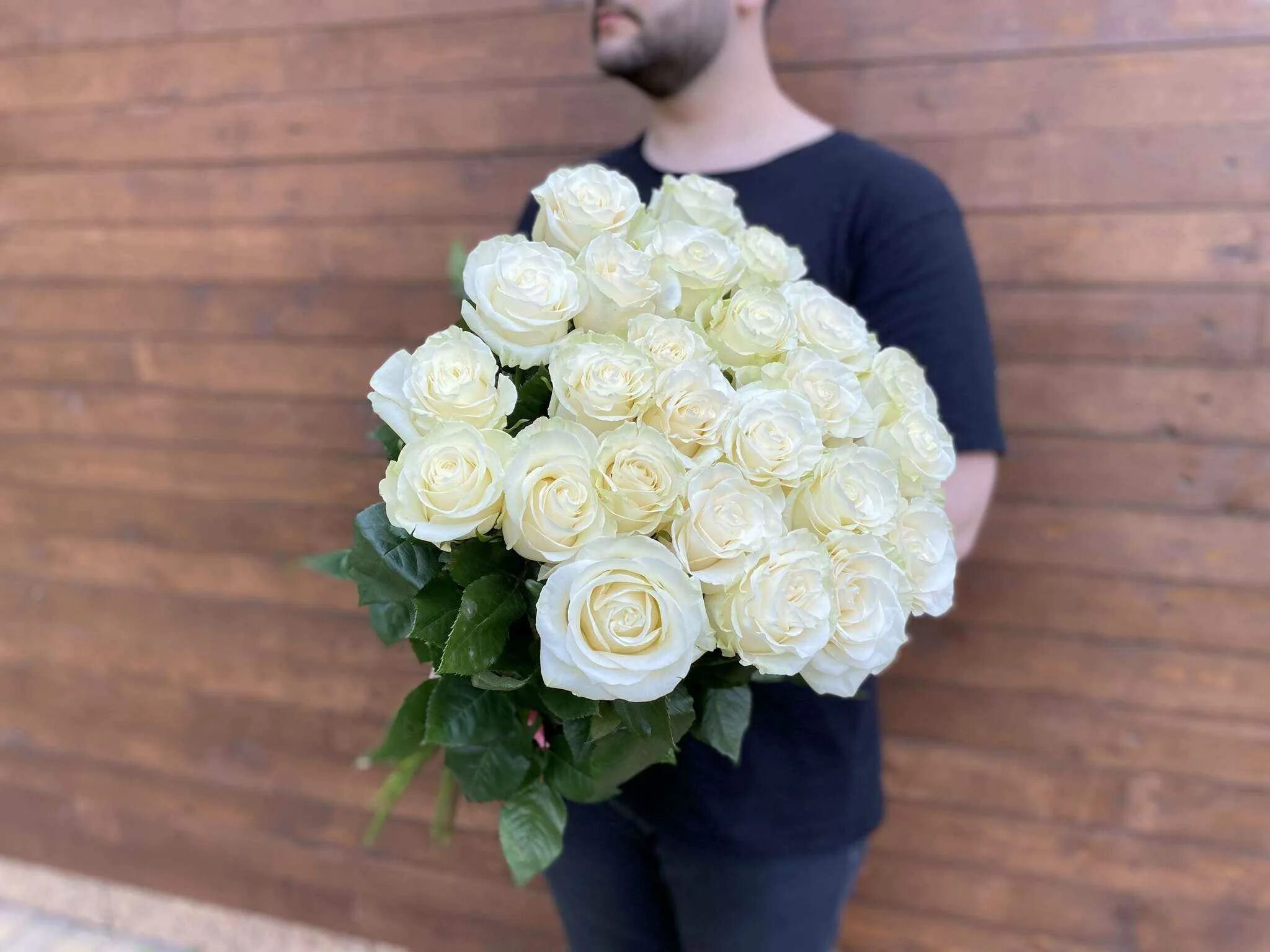 К чему снится дарить цветы мужчина. Эквадорские белые розы. Букет "Эквадорские белые розы". Букет для мужчины. Мужчина с белыми розами.