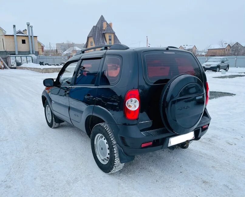 Купить ниву шевроле курской. Chevrolet Niva 2011. Шевроле Нива 2011 года. Нива Шевроле 2011 чёрный. Нива Шевроле 3 дверная.