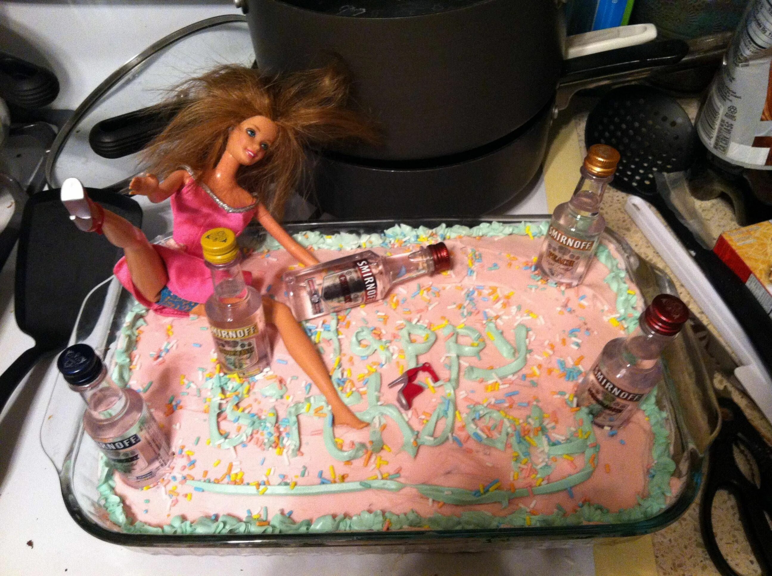 Торт с пьяной барби. Барби мем волосы с переди вырваны. Drunk dolls. Барби с алкоголем. Drunk dolls.