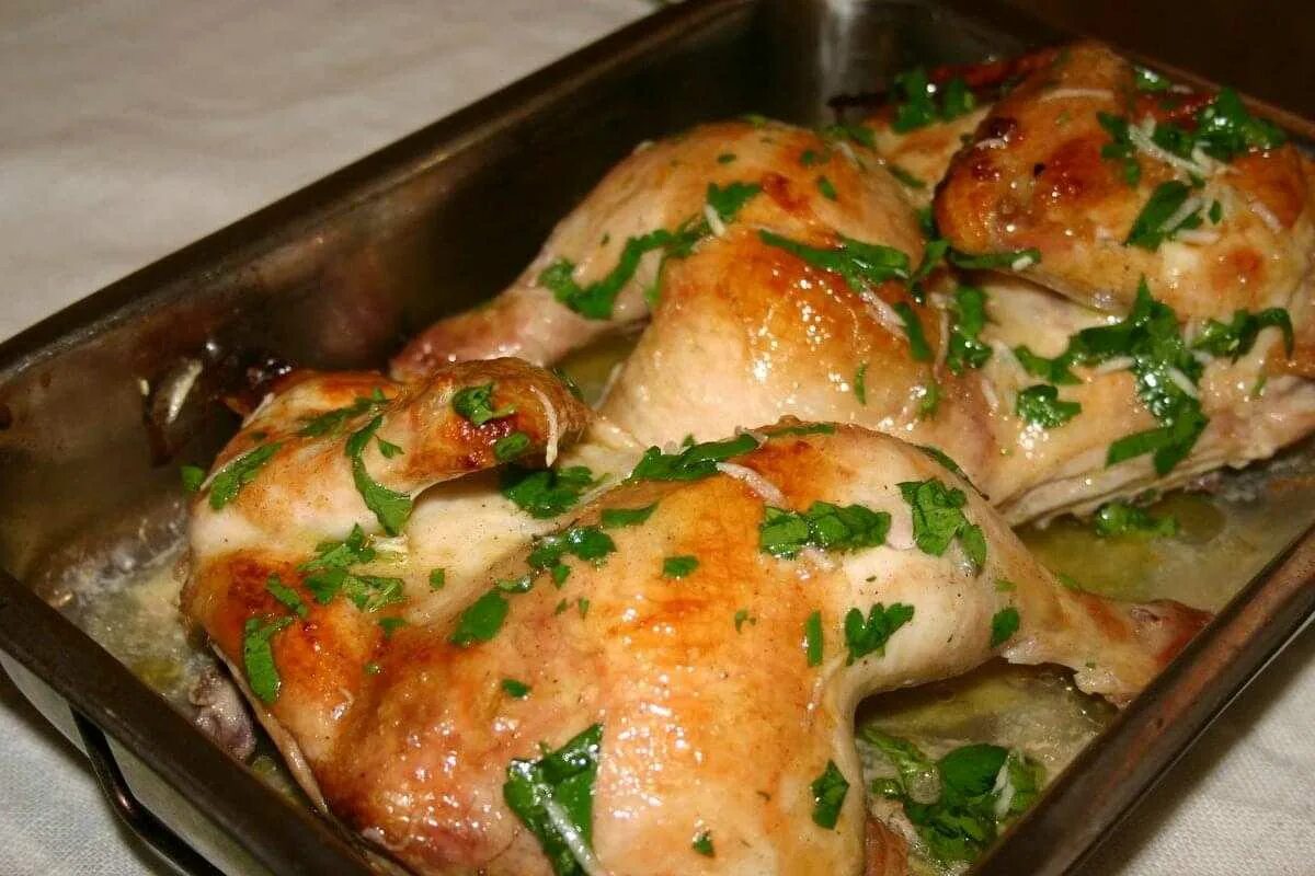 Курица в духовке самый простой рецепт. Курица в духовке. Окорочка в духовке. Соус для курицы в духовке. Куриные окорочка в духовке.