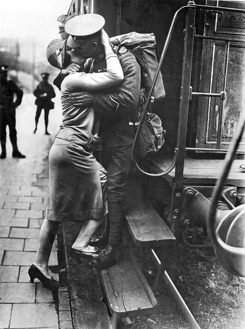 Любовь в годы великой отечественной войны. Влюбленные на войне. Немецкий солдат с девушкой. Ретро немцы.