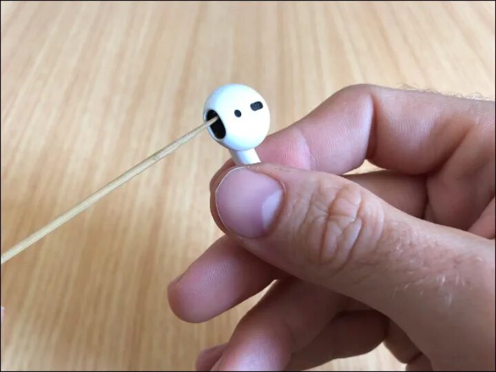 Как чистить airpods. Чистка беспроводных наушников. Пластилин для чистки наушников. Набор для чистки наушников аирподс. Палочки для чистки наушников.