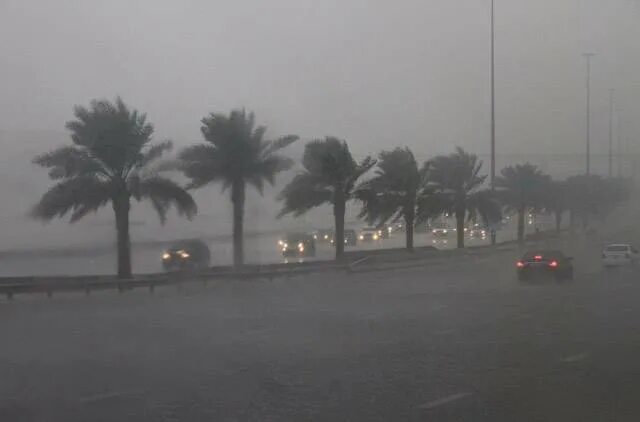 Бывают ли дожди в дубае. Дождь в Абу Даби. Потоп в Дубае. Дождь в ОАЭ. Ливень в Дубае.