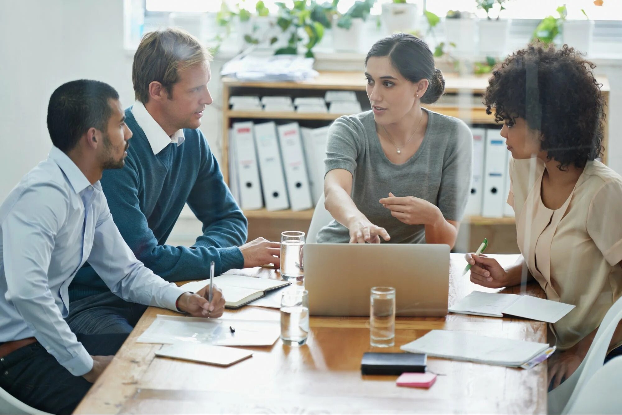 Люди на тренинге. Менеджер по связям с общественностью. Big discuss. Собрание персонала. Общение студентов.