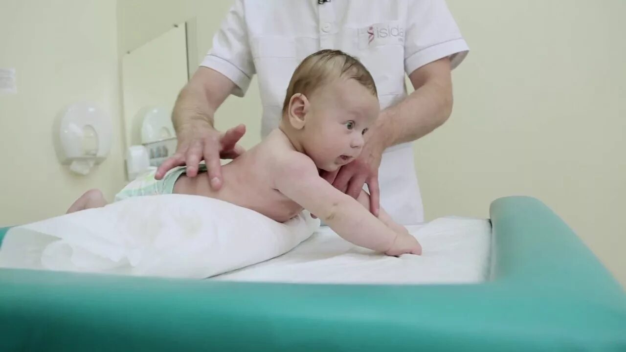 Дренажный массаж при мокроте. Дренажный массаж для детей при кашле. вибрационный массаж для детей. вибрационный массаж для младенцев. вибрационный массаж грудничку.