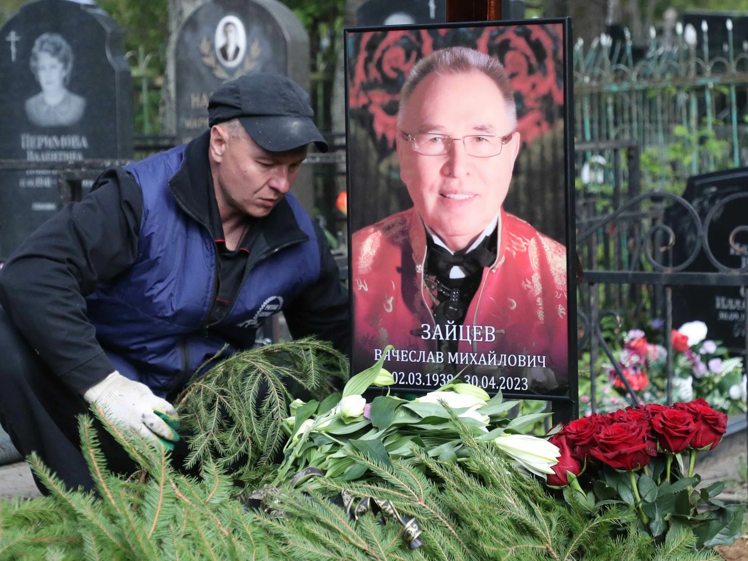 Памятник зайцеву вячеславу модельеру фото Без слез не взглянешь: как выглядит могила Зайцева спустя 50 дней Rnews: только