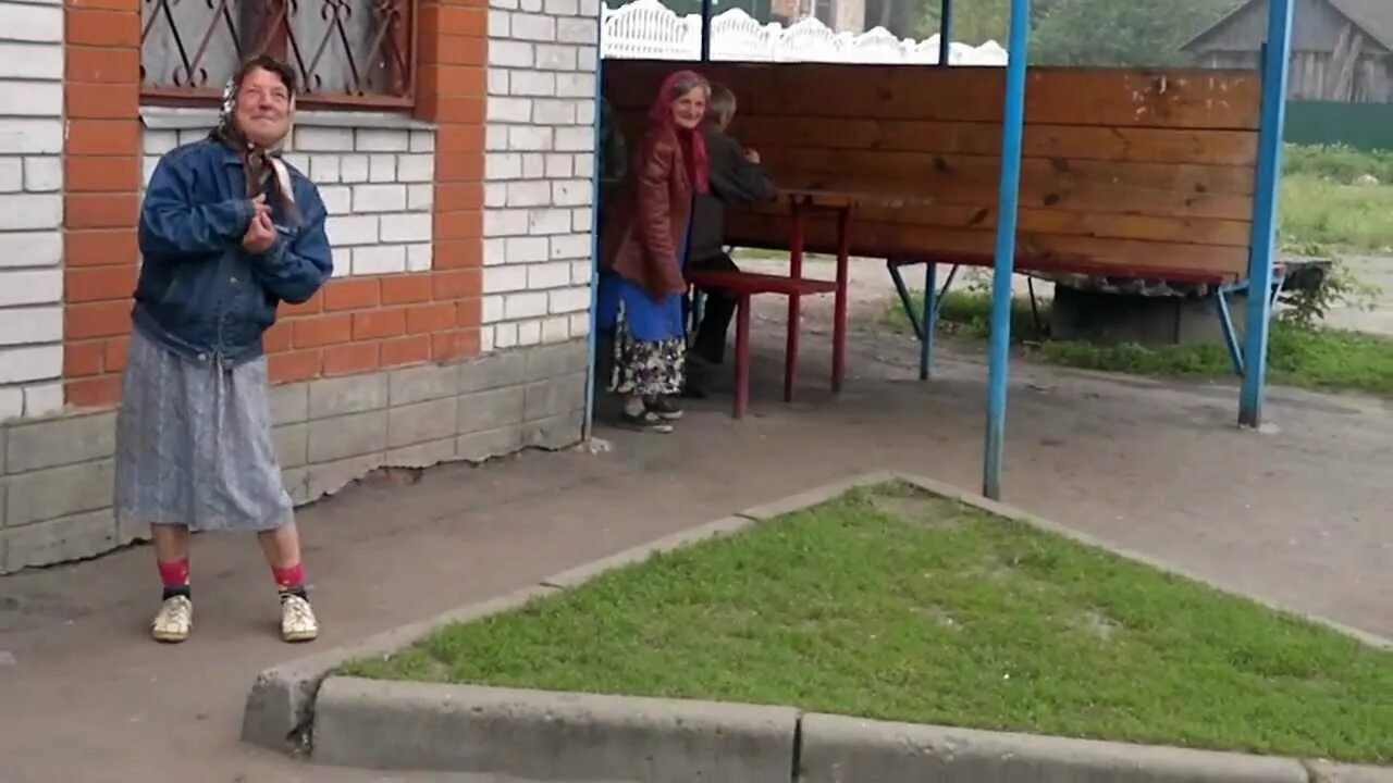 Не зря я пью вино на склоне дня заслужена его глухая власть. Я пью вино. Старый жжет. Бабка. Веселые бабушки.