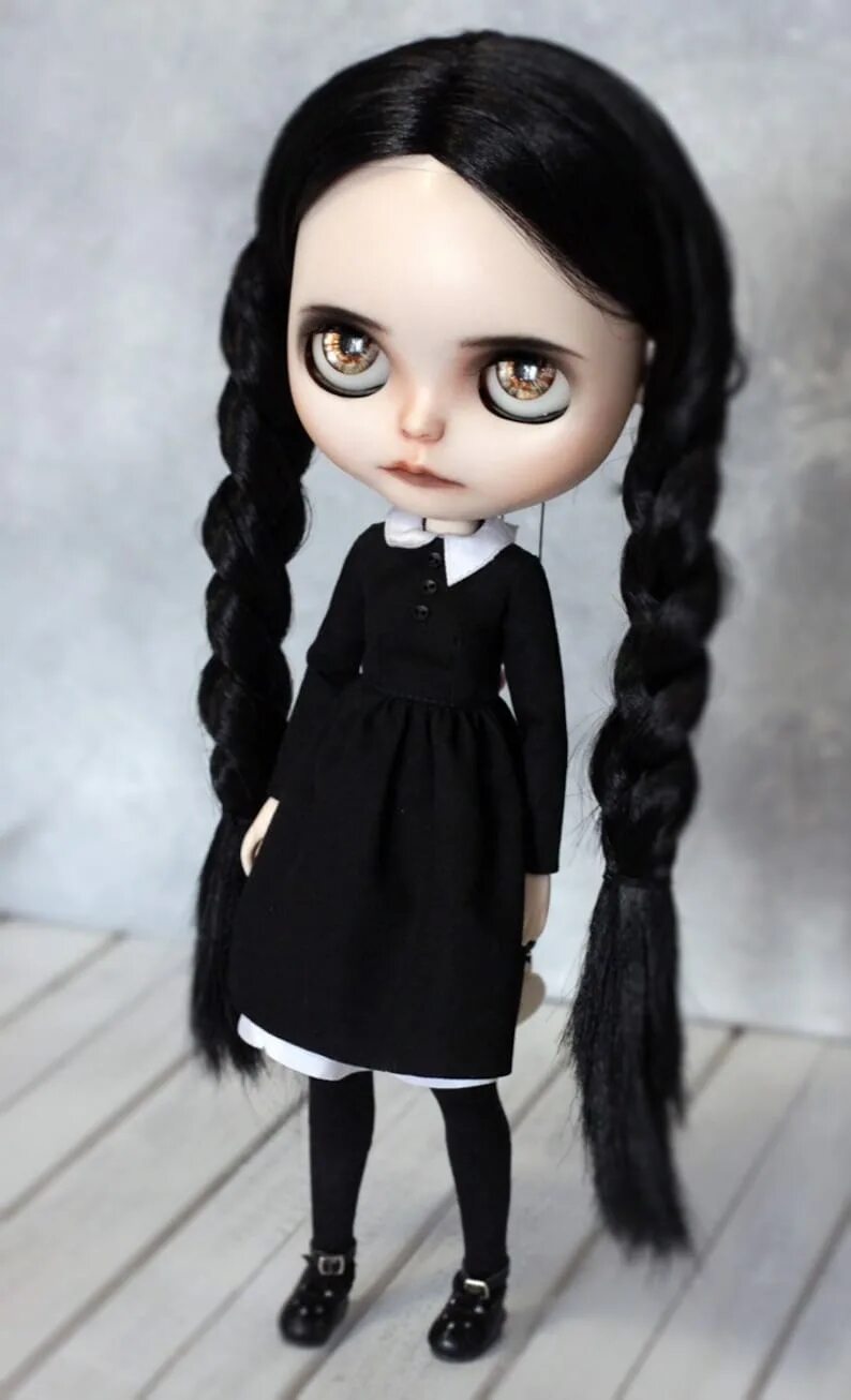 Вэнсдей кукла. Кукла семейка аддамс уэнздей. Кукла венсдэй. Кукла блайз венсдей аддамс. Уэнзди аддамс с куклой.