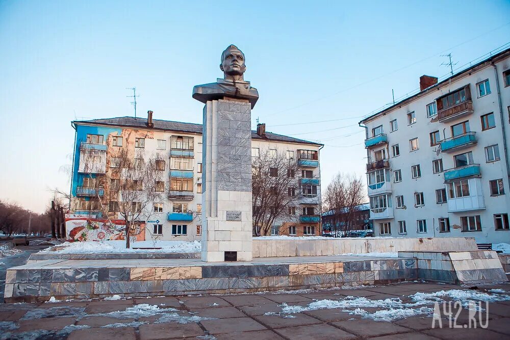 День космонавтики кемерово. Памятник Гагарину Кемерово. Памятник Юрию Гагарину Кемерово. Памятник на улице Гагарина в Кемерово. Бюст Гагарина в Новокузнецке.