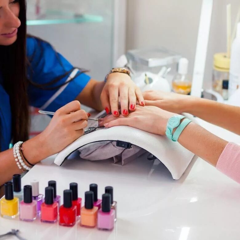 мастер маникюра. эстетика мастера маникюра. салон красоты маникюр. профессия мастер маникюра. мастер маникюра.