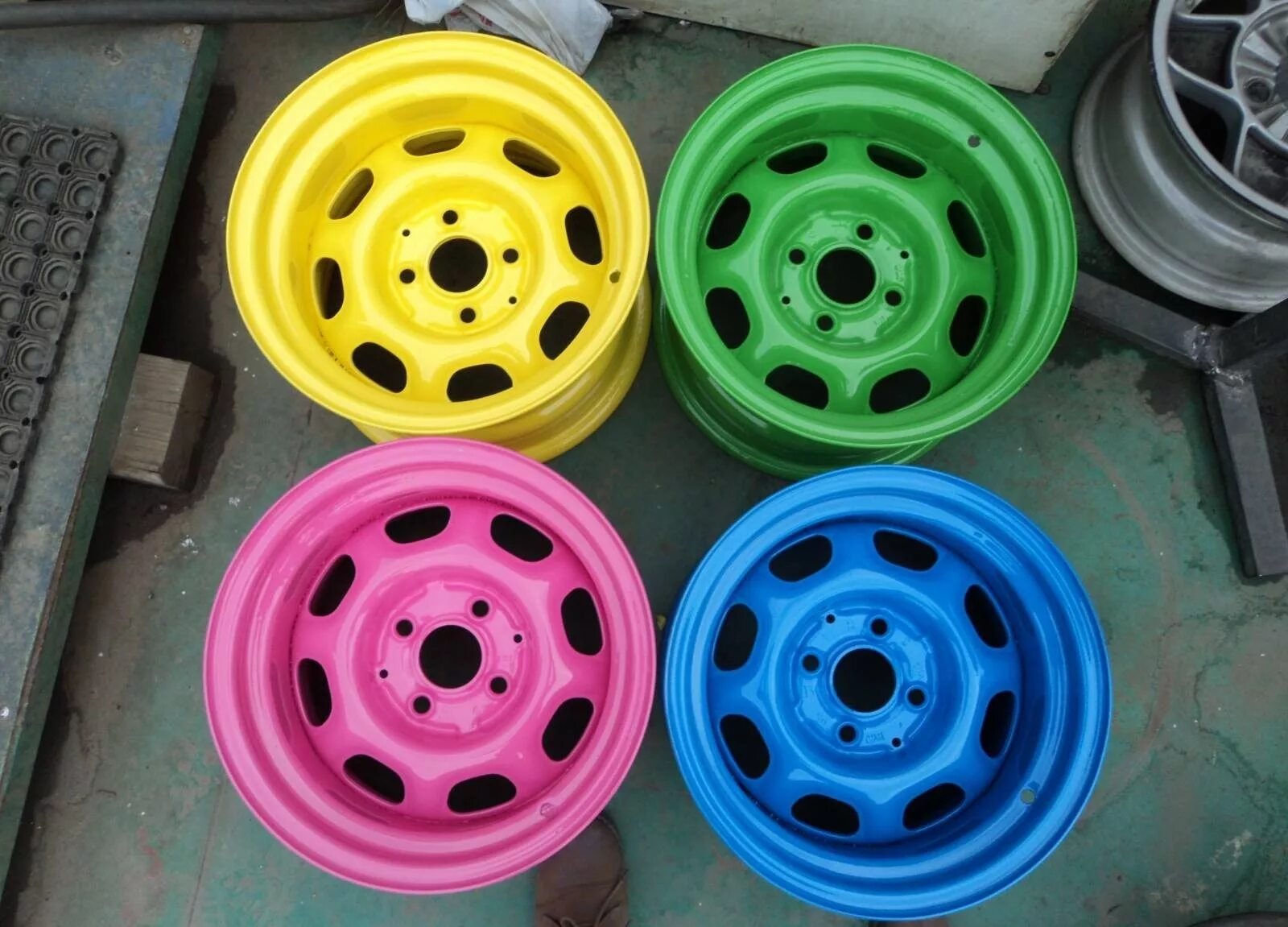 Красивые штампованные диски. Покраска штампованных дисков. Штампованные диски цвет. Разварки 14 радиус. Красивые штампованные диски.