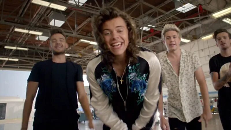 Let me in drag me. Гарри в drag me down. one direction drag me down. drag me down обложка. драг ми ту хелл.