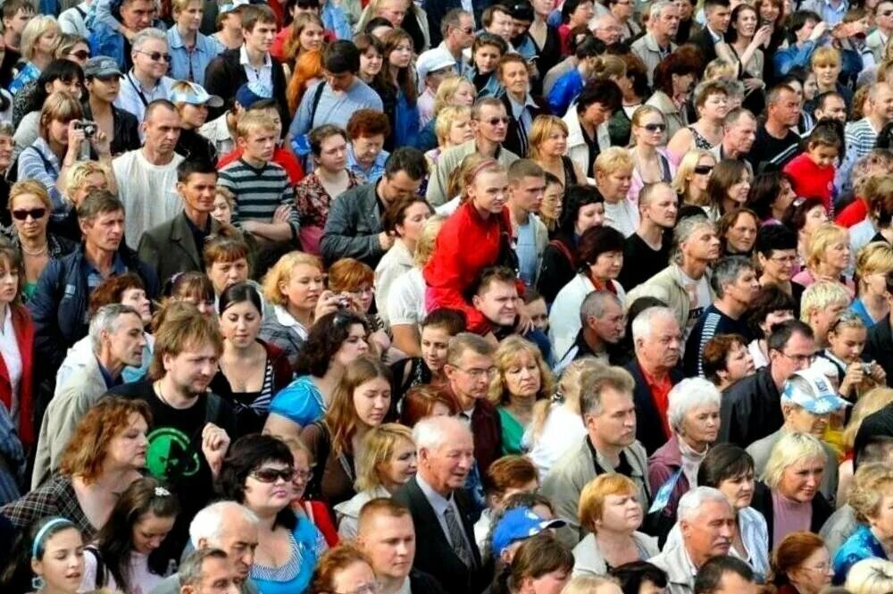 1000 человек в одном месте. Жители россии. Четыре тысячи людей. Четыре тысячи людей. Население россии 2022.