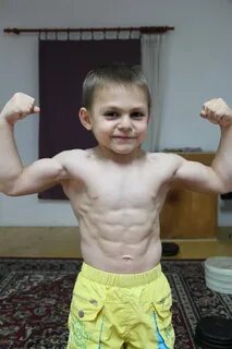 Ребенок пресс кубиками