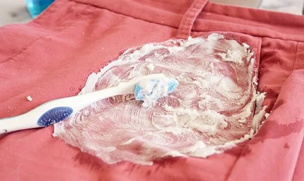 Пятна от одуванчиков на теле. Пятна от одуванчиков на одежде. Пятна от белизны на одежде. Трудновыводимые пятна от одуванчиков. Пятна от одуванчиков на одежде.