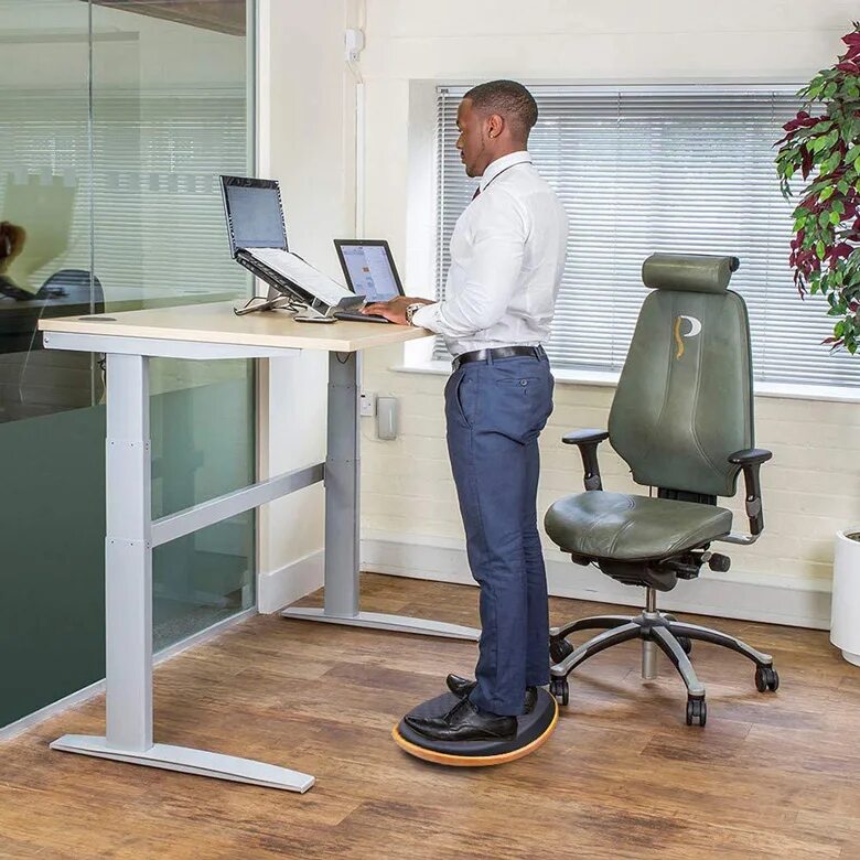 Standing desk. Офис standing Desk. Конторка для айтишника. Механизм standing Desk. Столы жизни стоя.