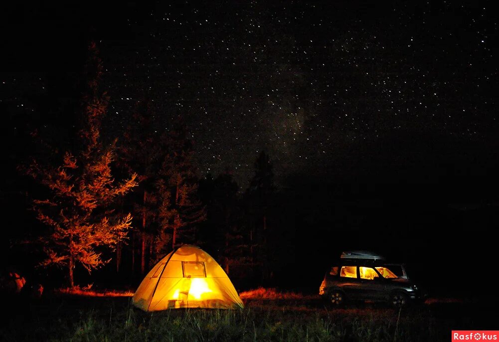Темнота в палатке. Вечер в палатке. Палатка в лесу ночью. Поход ночью. Палатка на природе ночью.