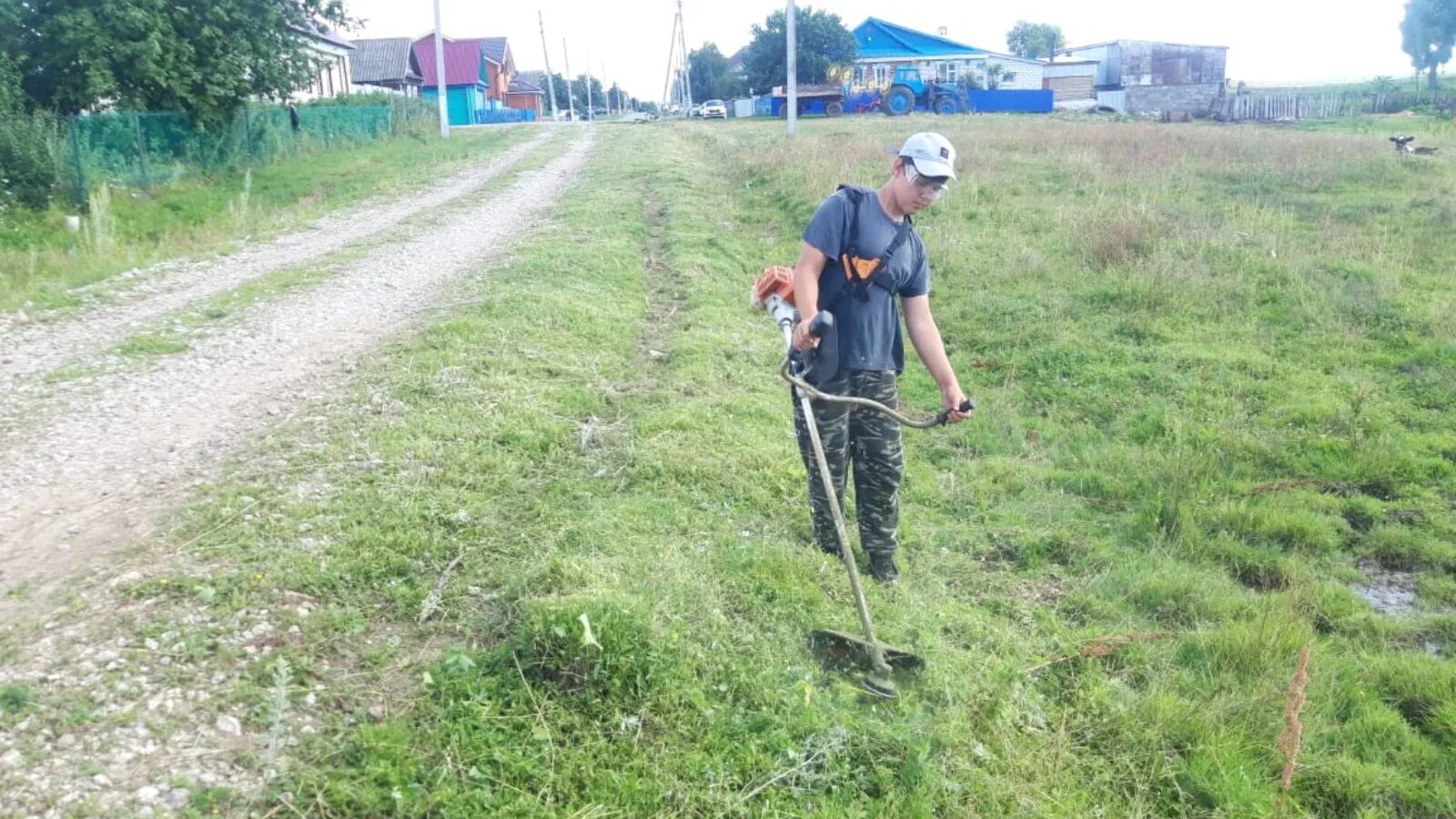 Покос травы вдоль дорог. Покос триммером. Покос травы вдоль дорог. Уборка кустарников вдоль дорог. Покос травы.