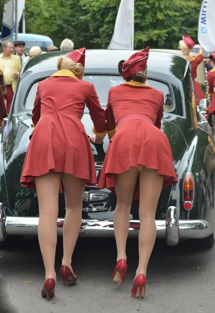 Ветерок под юбку. Приподняла платье. Поднял юбку красотке. Подняла платье. Кейт миддлтон задралась юбка.