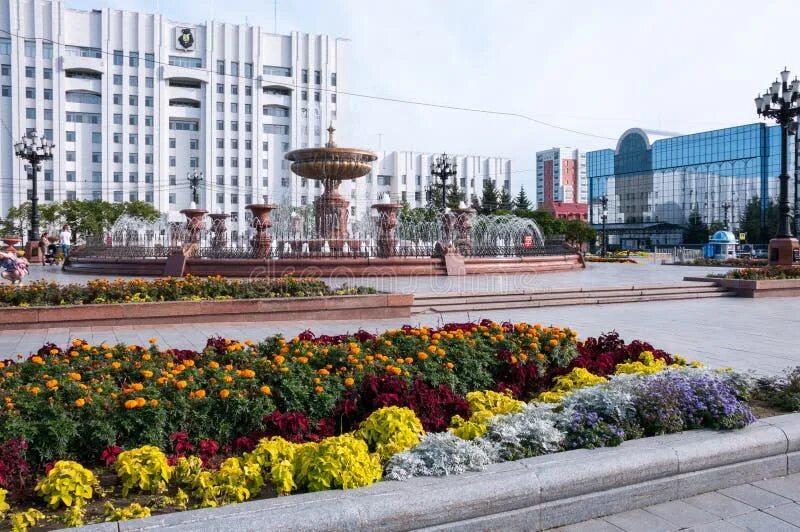 Провести время в хабаровске. Провести время в хабаровске. Памятник на комсомольской площади в хабаровске. Хабаровск центр ночной. Площадь амур хабаровск.