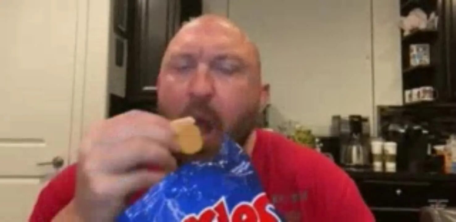 Качок хавает чипсы. Mercedes-benz actros 1844 ls. Качок ест чипсы. Мем мужик ест чипсы улыбается. Мужик жрет чипсы.