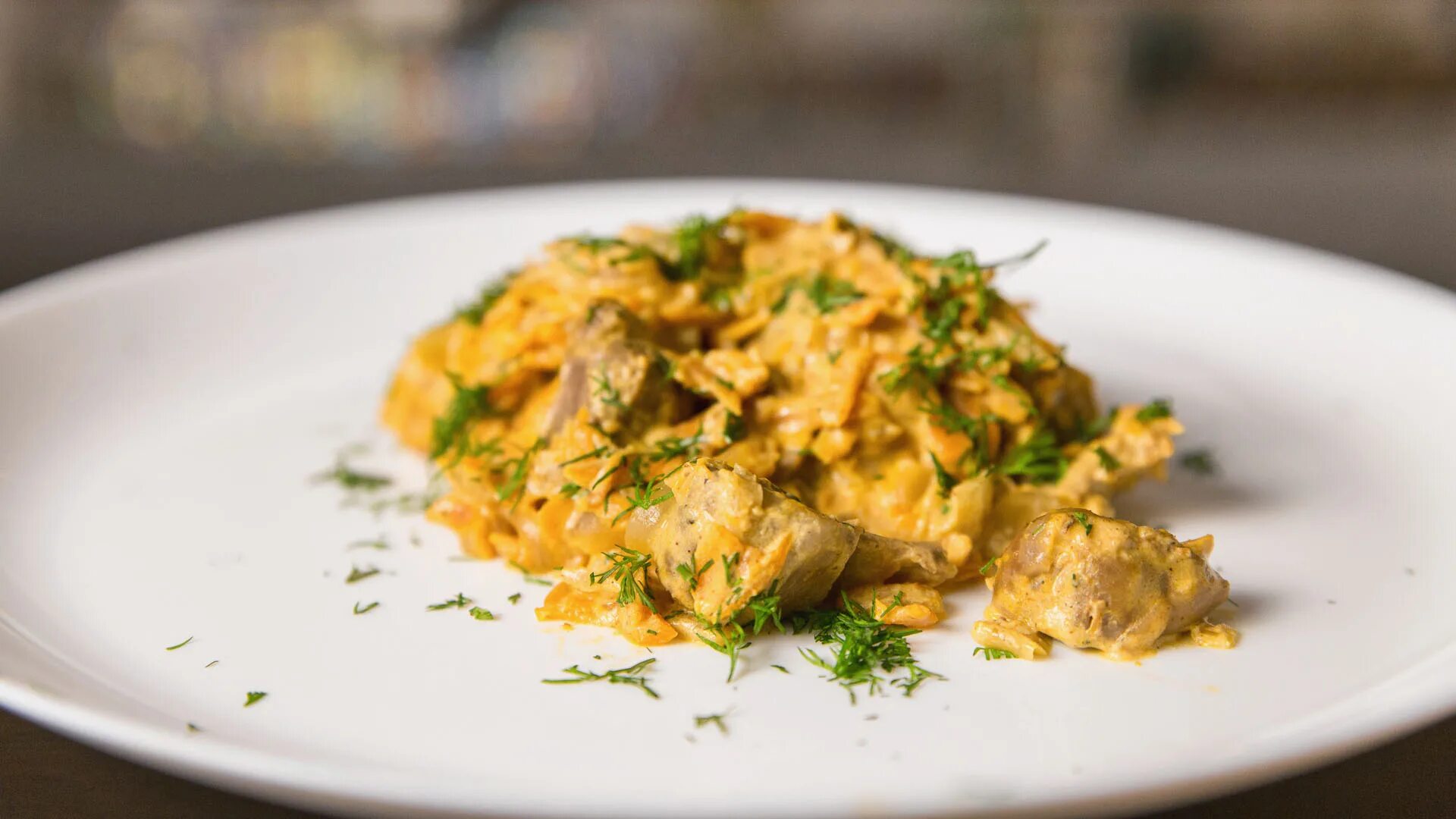 Куриные желудки в сметане на сковороде. Куриные желудки тушеные в сметане. Желудки куриные со сметаной и луком. Желудочки куриные в сметане. Желудочки в сметане на сковороде.