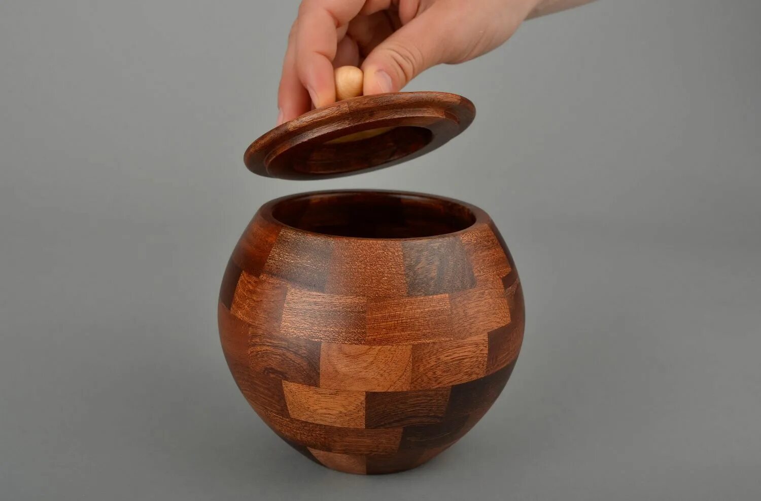 деревянный горшочек. деревянные резные кашпо. деревянные горшки декор. резьба по дереву кашпо. деревянный горшочек.