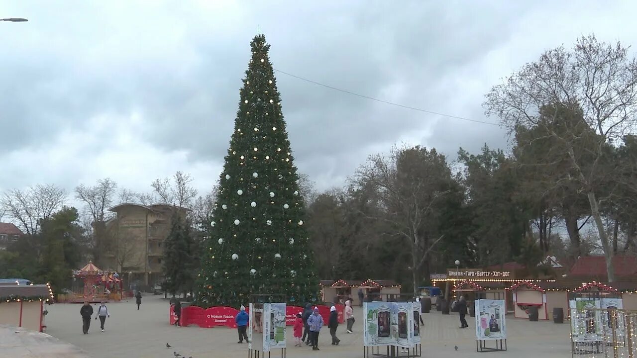Анапа 2022 главная площадь. Главная елка анапа 2022. Где стоит елка в анапе. Елка в анапе на театральной площади. Версаль анапа новогодняя елка.