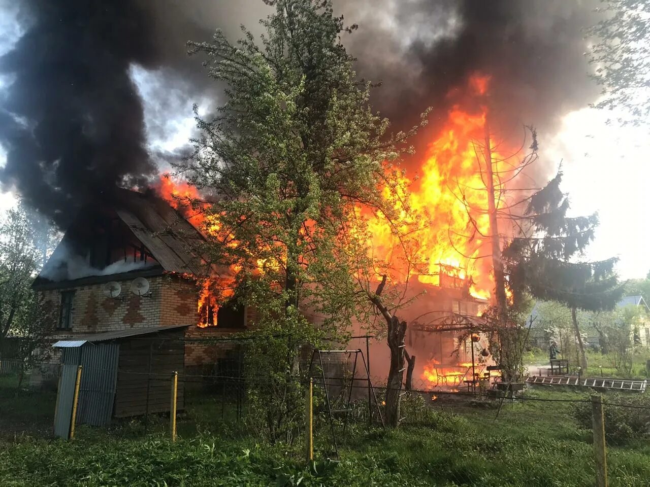 К чему снится пожар горел дом. Дом горит. Пожар в доме. Сгоревший дом. Горит деревенский дом.