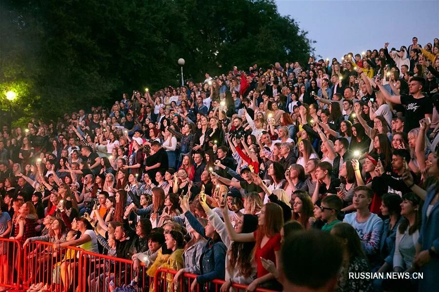 День молодежи концерт. Молодежь на концерте. Современный Формат концертов для молодежи. Самые популярные концерты для молодежи.