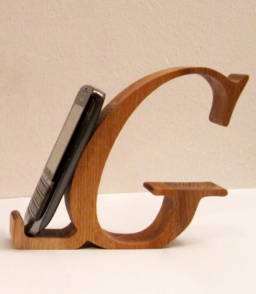 Буква ж из дерева на подставке. 3d буквы на подставке. Буква на подставке своими руками. Сувенирная тарелка на подставке. Ажурные вывески.