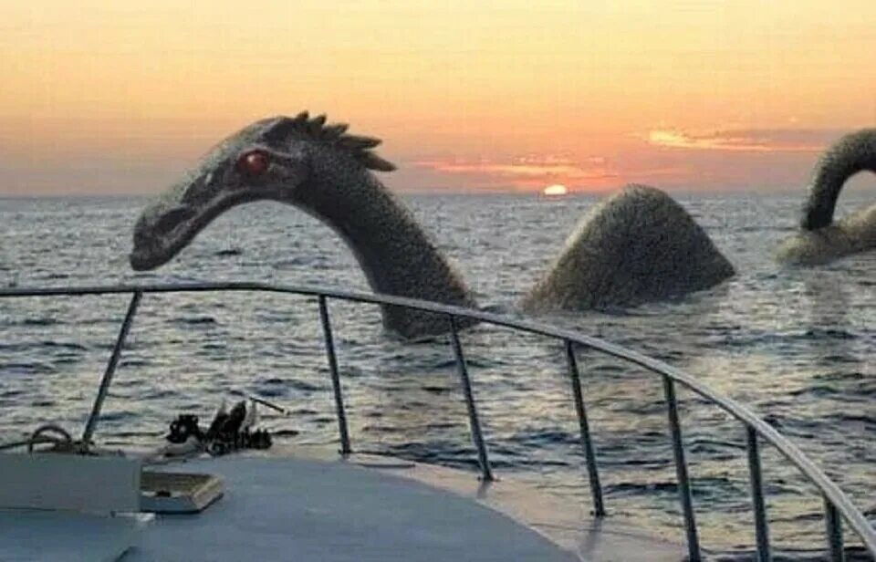 Карадагский змей в черном море. Морской змей черное море. Коктебель карадагский змей. Морской змей черное море. Морской змей черное море.
