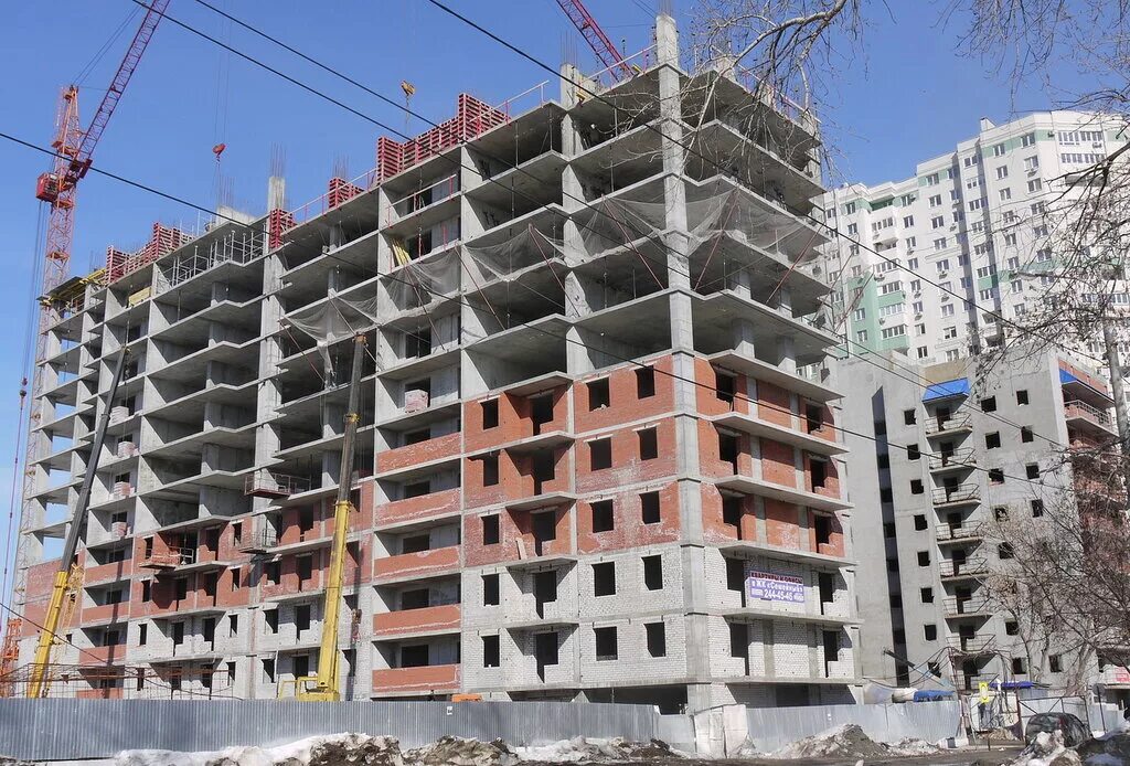Строящийся многоэтажный дом. Стройка многоэтажки. Застройщики монолитных домов. Застройщики монолитных домов. Монолитные новостройки.