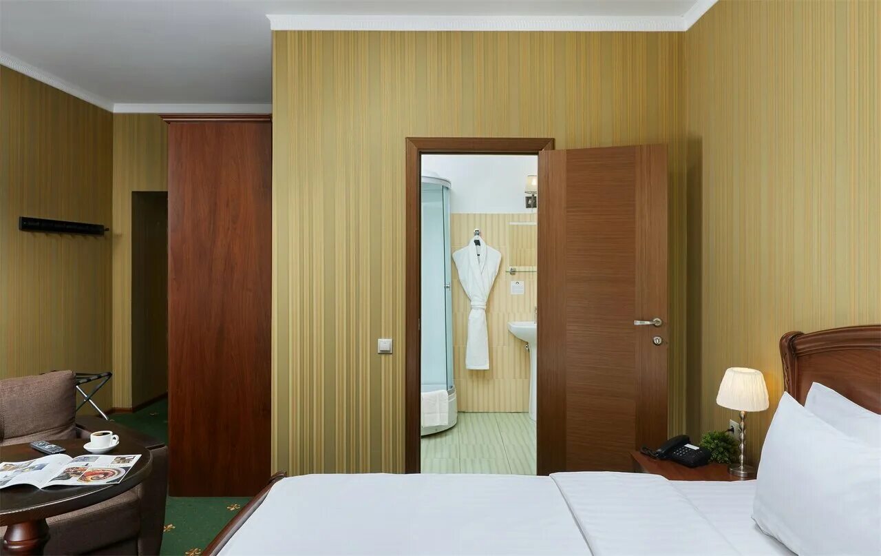 отель миррос с видом на кремль. миррос отель москва кремль. отель кремлин номер супериор. отель миррос отель москва кремль бывший велий. комната в москве.