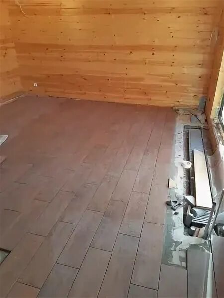 Пол в деревянном доме. Чистовые полы в доме. Пол шпунтованная доска. Черновой пол в доме из бруса. Черновой деревянный пол.