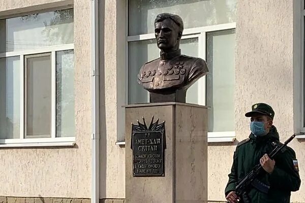 Амет хана султана махачкала. Бюст дважды героя советского союза амет-хана султана. амет хан султан бюст. бюст ахмет-хана султана. площадь амет хана султана симферополь.