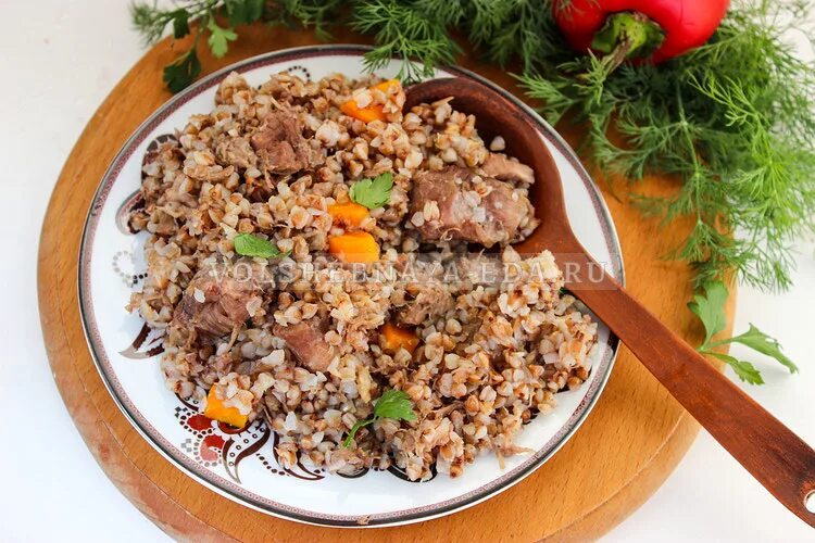 Гречка с тушенкой фото на сковороде пошаговый с фото. Гречка с тушенкой рецепт пошагово. Гречка с тушенкой и морковкой. Гречка с тушенкой рецепт пошагово. Гречневая каша с тушенкой.