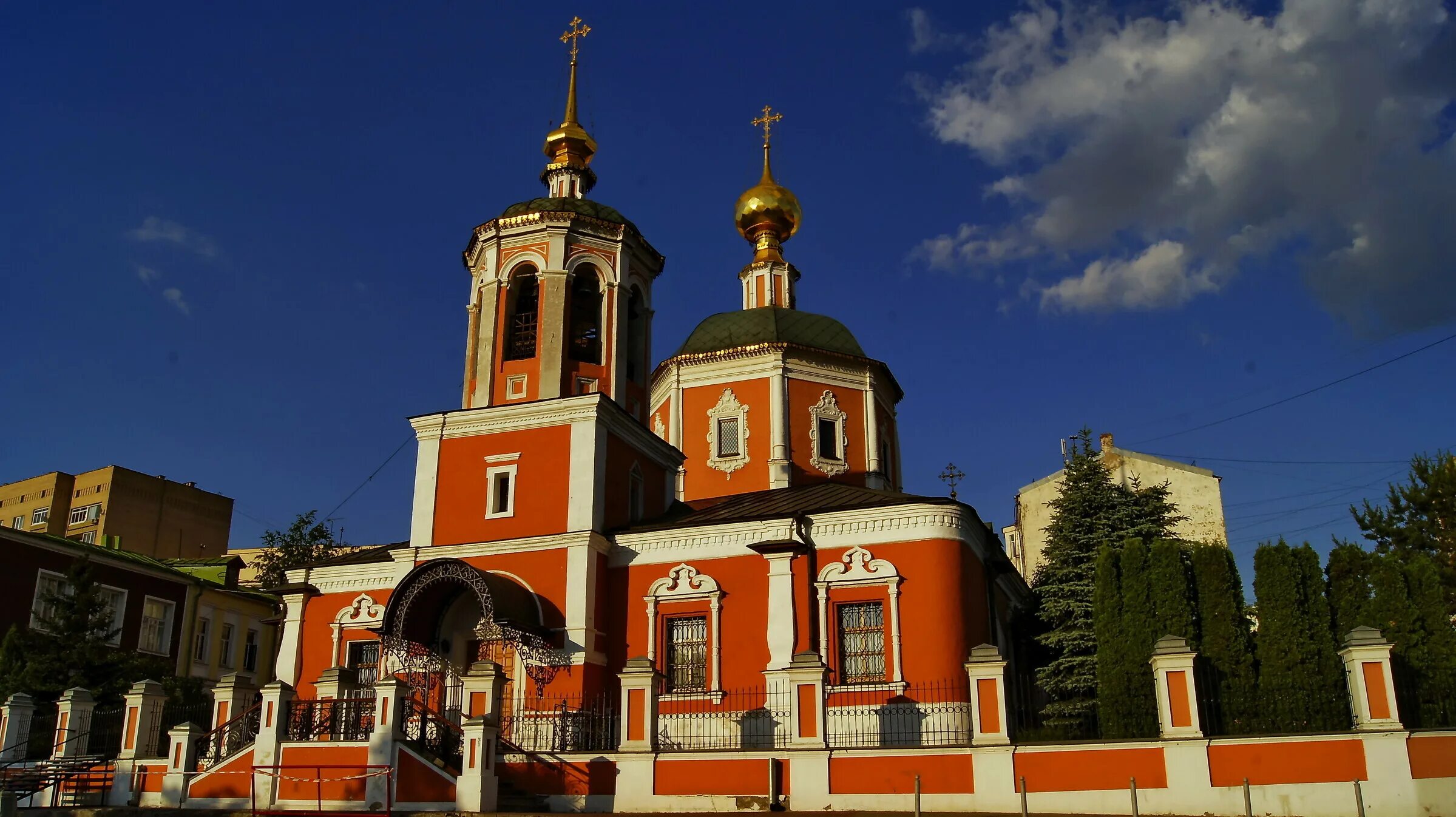 Храм троицы живоначальной в троицкой слободе. Троицкое подворье в москве. Московское подворье свято-троицкой сергиевой лавры. Храм живоначальной троицы подворье троице сергиевой лавры. Подворье свято-троицкой сергиевой лавры.